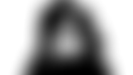 Людина закриває руками обличчя