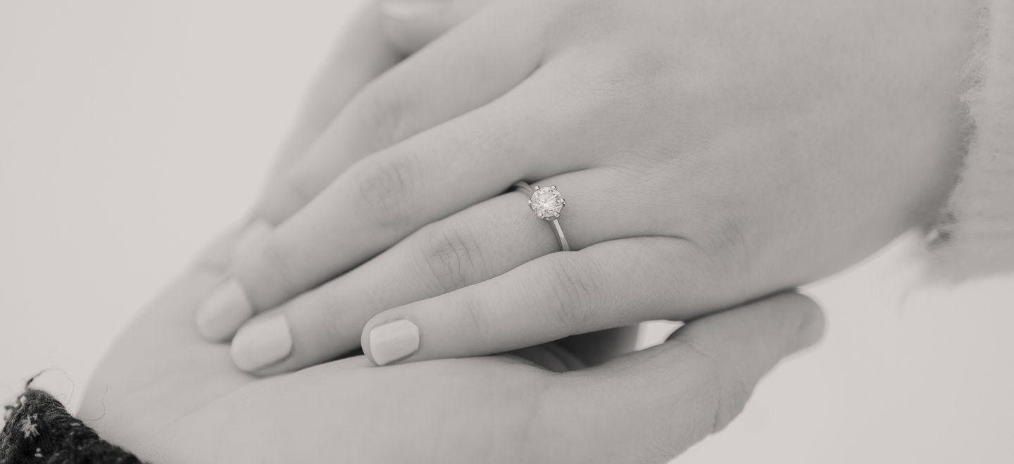 Hand mit Ring bei Verlobungsshooting München Bayern 