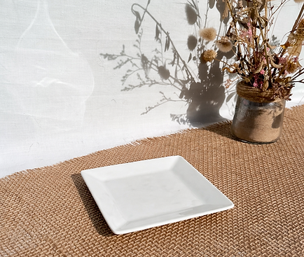 une petite assiette carée