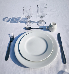 Marceau Elégance 2 assiettes, deux verres, 3 couverts une tasse