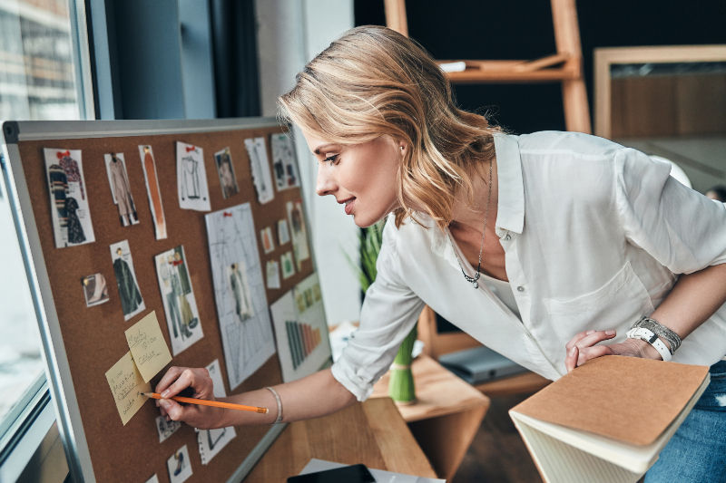 Frau gestaltet ein Visionboard – Symbol für ein starkes Warum in der Recovery aus der Zwangsstörung.