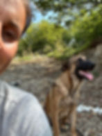 Hund vor Ort in Bosnien mit Helferin im Freien