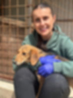 Frau hält Hund vor Ort in Bosnien