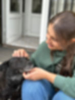 Frau streichelt einen Hund vor Ort in Bosnien