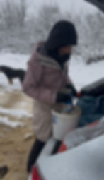 Helferin vor Ort in Bosnien verteilt Futter im Schnee.