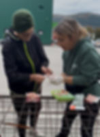 Zwei Frauen bereiten vor Ort in Bosnien Tierfutter vor.