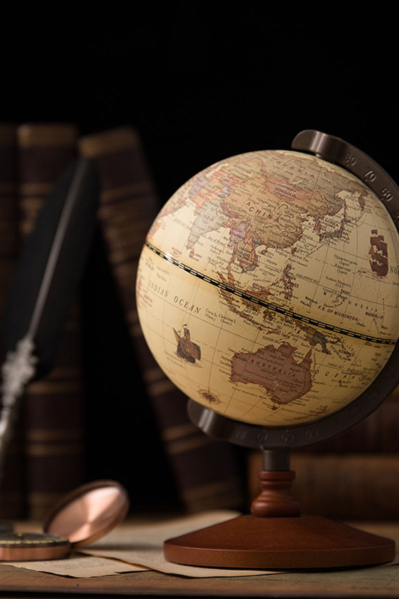 Thumbnail: Globo Terrestre Decorativo em Madeira