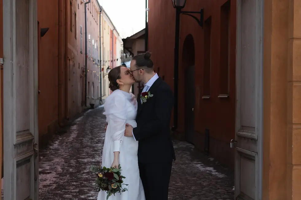 Hääpari Turun suurtorilla