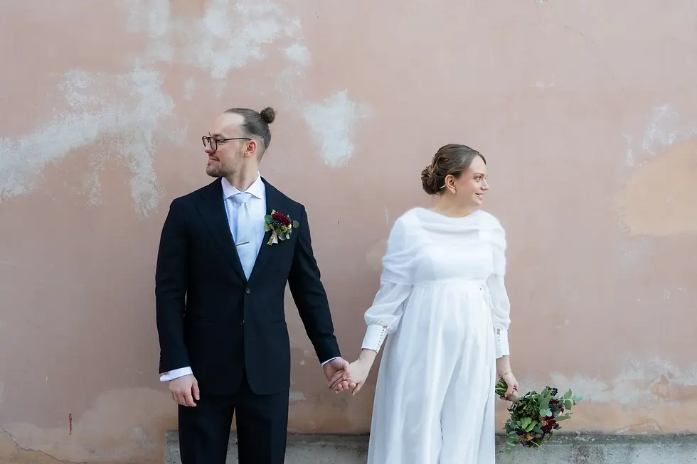 Hääpari Turun suurtorilla