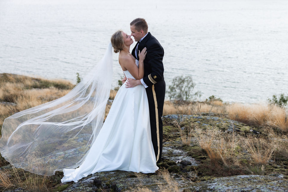 Hääpari Naantalissa hääpotreteissa