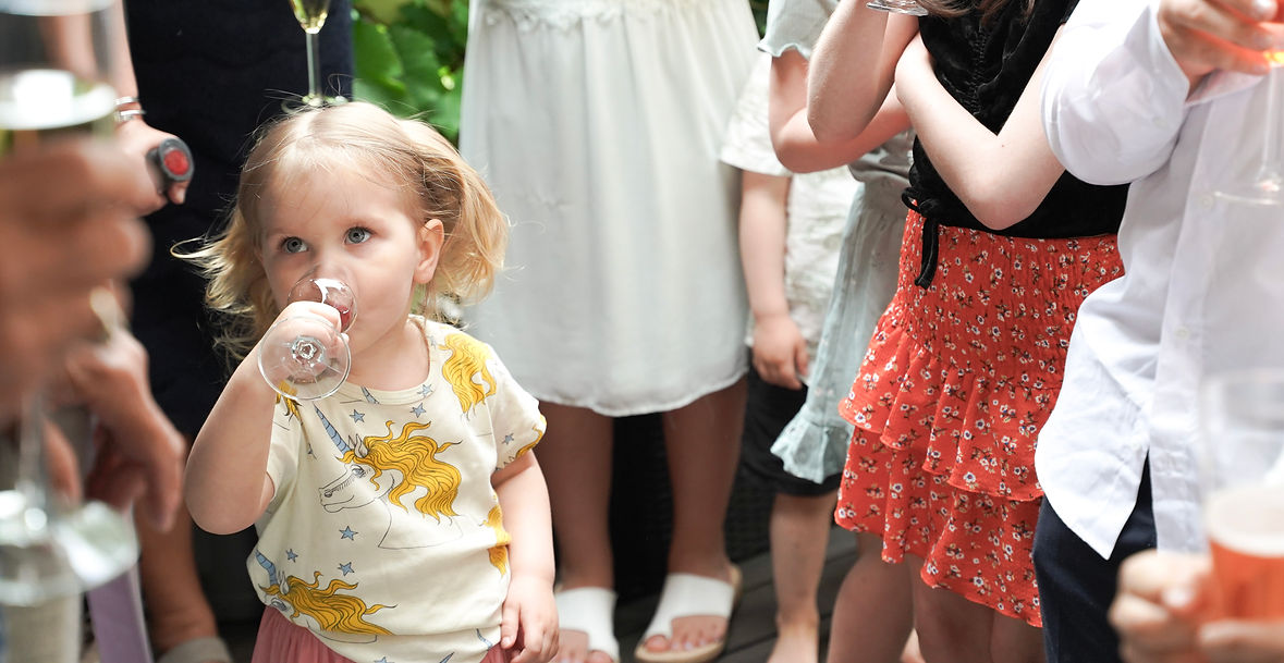Kuvassa lapsi juo juhlajuomaa