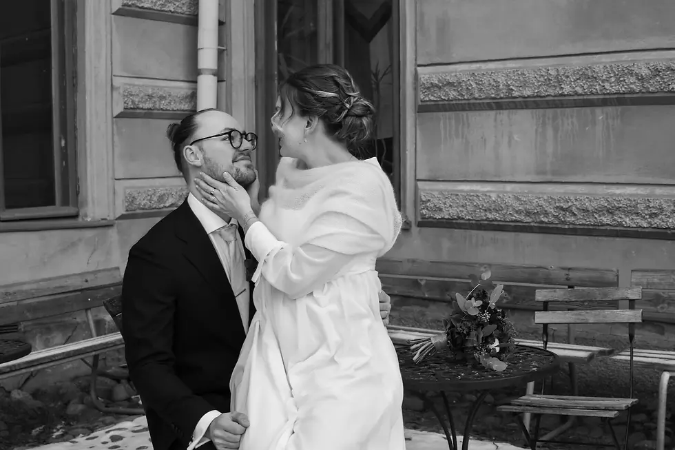 Hääpari Turun suurtorilla