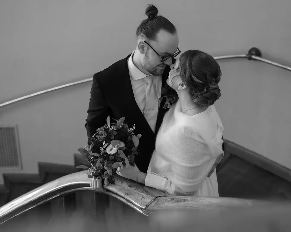 Hääpari Turun kaupunginkirjastossa