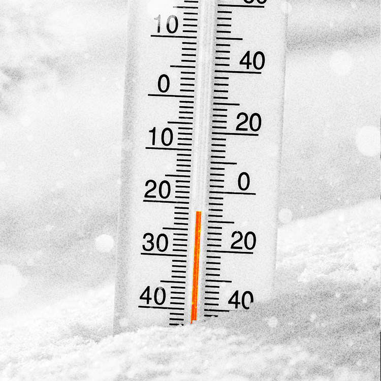 Thermometer shows freezing temperature in snow