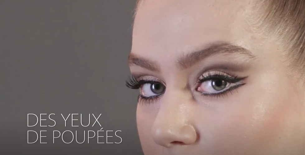 une femme qui a des yeux de poupées