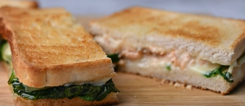 un sandwich au saumon et aux épinards