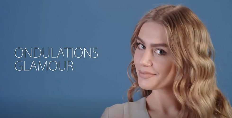une fille avec des ondulations glamour
