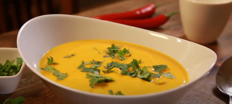 un bol de soupe de potimarron au gingembre et au lait de coco