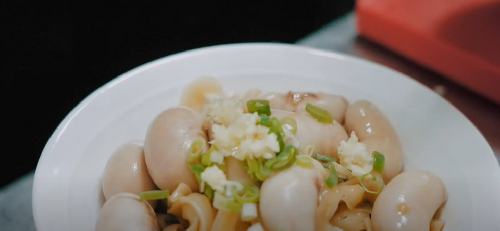 Un plat comportant des testicules de poulet