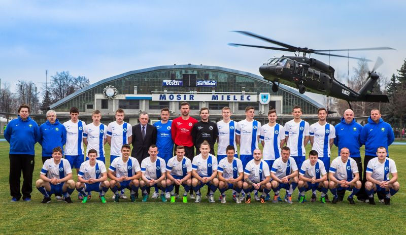 L'équipe du Stal Mielec sur son terrain d'entrainement. On peut voir un hélicoptère, symbole de l'histoire du club.