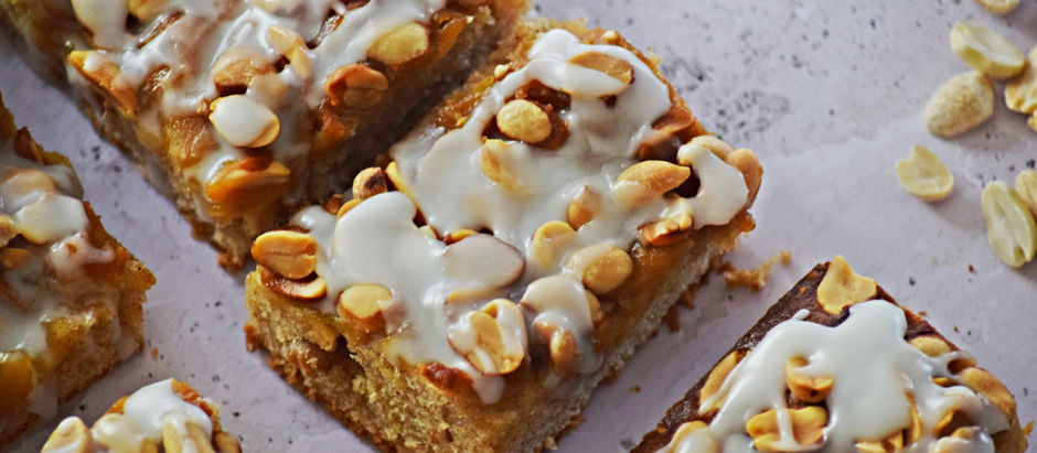 Staromodne ciasto z jabłkami i orzechami ziemnymi