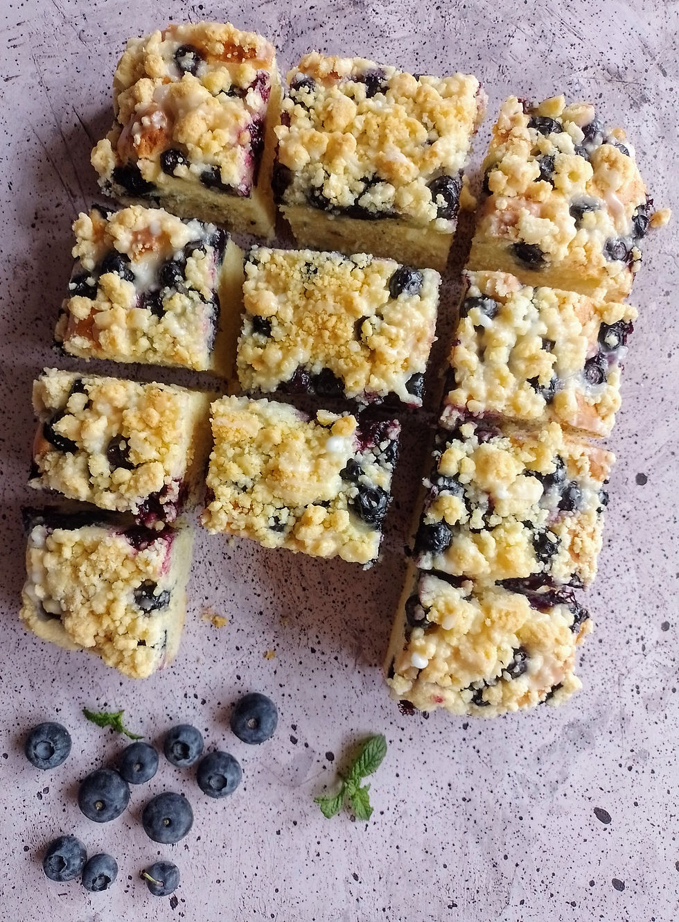 Puszyste ciasto z borówkami, kruszonką i lukrem