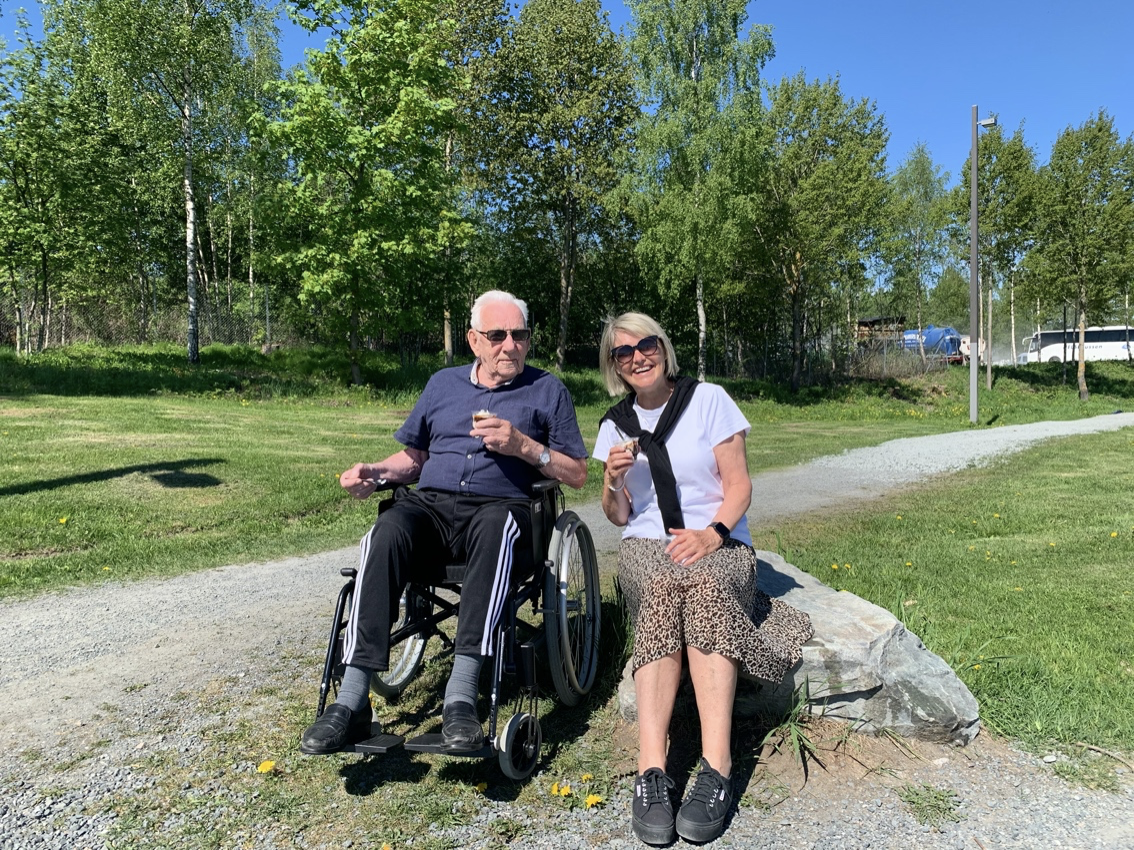 Mannlig kunde i rullestol på tur med Clem Omsorg