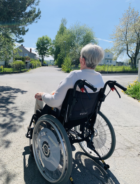 Kvinnelig kunde i rullestol på tur med Clem Omsorg