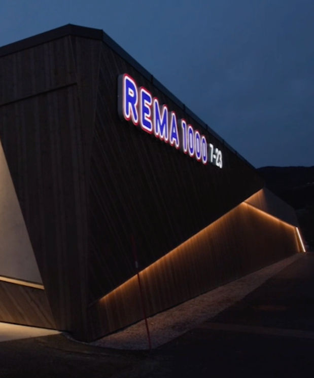 Rema 1000 signaturbygg opplyst utendørs med belysning