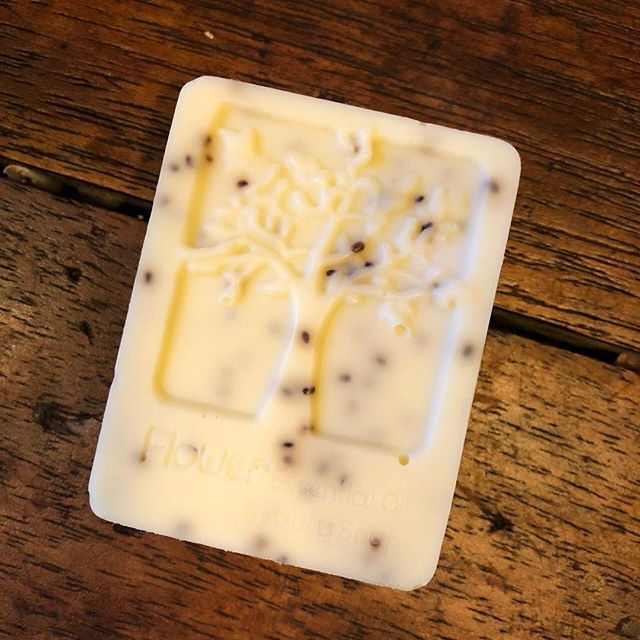 Jabón natural elaborado de aceites naturales, como aceite de coco, aceite de olivas. manteca de cacao y cera de abejas. Empacados en hojas de libros reciclados y cerrado con fibra de fique natural. 90 grms.