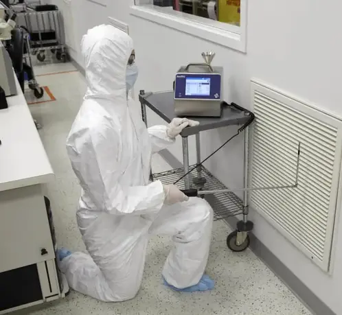 img-cleanroom-1.webp