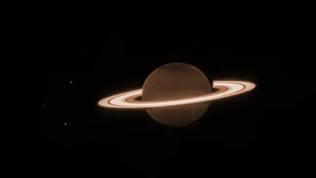 Saturno brilhando no céu noturno (Créditos da imagem: NASA, ESA, CSA, STScI, M. Tiscareno (SETI Institute), M. Hedman (University of Idaho), M. El Moutamid (Cornell University), M. Showalter (SETI Institute), L. Fletcher (University of Leicester), H. Hammel (AURA); image processing by J. DePasquale (STScI))