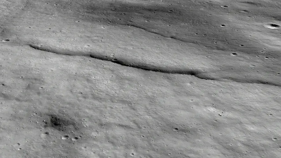 Escarpas lobadas na superfície lunar, vistas pela LROC. (Créditos da imagem: NASA/KARI/ASU/Intuitive Machines/Smithsonian)
