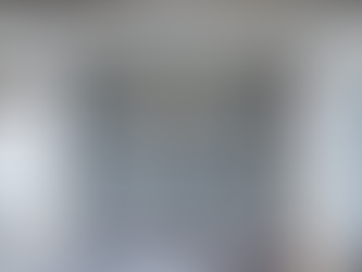 Una nueva puerta basculante que revaloriza la vivienda y moderniza el edificio