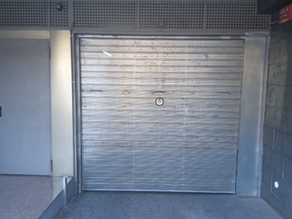 Sustitución urgente de puerta basculante comunitaria tras un fuerte impacto