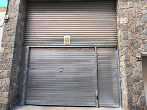 Cerramos la semana con una nueva instalación: puerta basculante de doble hoja con puerta peatonal integrada