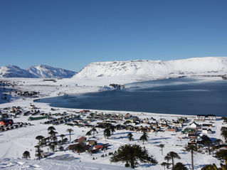 Cabañas del Cerro a pie de pistas en Caviahue durante la temporada de invierno con vista al centro de ski.