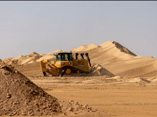 اعمال الحفر والردم باستخدام بلدوزر لتجهيزموقع مشروع بنية تحتية قبل بدء اعمال البناء