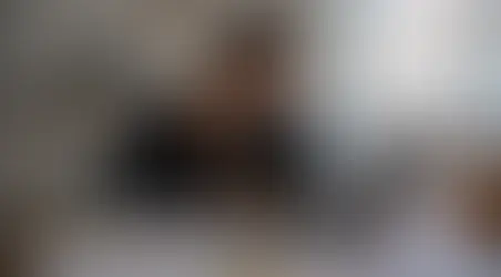 Femme épuisée par la charge mentale et le burn-out à Rennes, assise devant un ordinateur et des documents à la maison.