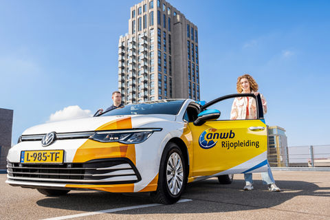 Campagnefotografie voor ANWB Rijopleiding: leerling rijdt auto onder begeleiding voor veilige verkeersvaardigheid.
