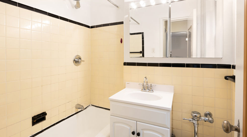 205 W 95 St Apt 4B Upper W Side New York 220602-R6-304-6504_7 v1 cesc.fabregas.12 0602 [15