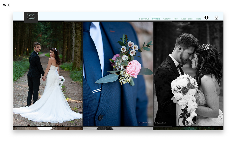 Mariés dans la forêt, main dans la main. Grosse fleur rose sur un costume bleu. Noir et blanc tête-à-tête, bouquet blanc. Émotion joyeuse.