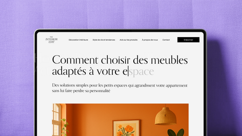 Site Web sur une tablette avec l'article "Comment choisir des meubles adaptés à votre espace", fond violet, ambiance moderne et élégante.