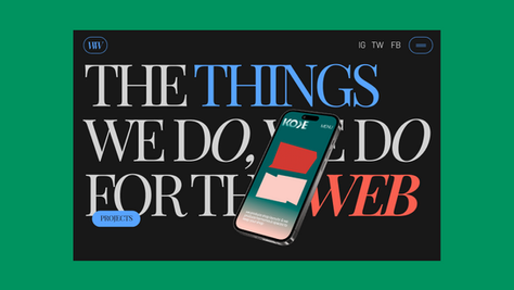 Écran noir avec texte en blanc, bleu et rouge "THE THINGS WE DO FOR THE WEB", un smartphone superposé avec écran coloré.
