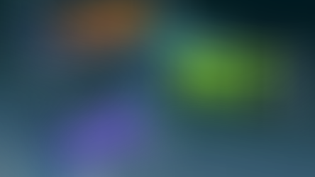 Plaques transparentes avec texte ".COM" en orange, ".NET" en vert, ".ORG" en violet. Fond bleu foncé, ambiance numérique.