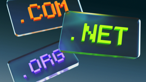 Plaques transparentes avec texte ".COM" en orange, ".NET" en vert, ".ORG" en violet. Fond bleu foncé, ambiance numérique.