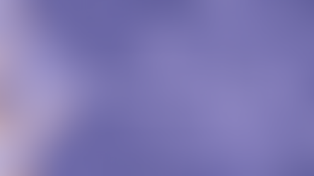 Fond abstrait violet avec motifs de données, ondes type Wi‑Fi, points blancs et blocs orange, ambiance technologique.
