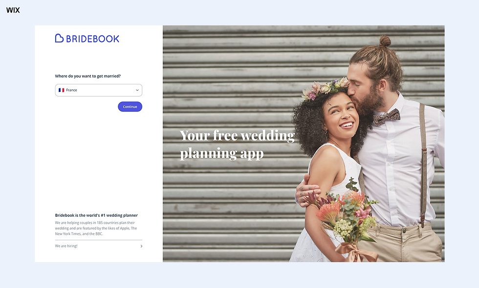 Site BRIDEBOOK: couple de mariés souriants, baiser sur le front, avec le texte Your free wedding planning app sur fond gris.