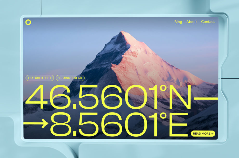 Montagne enneigée au coucher du soleil avec coordonnées géographiques en jaune. Texte: Blog, About, Contact. Humeur calme et majestueuse.