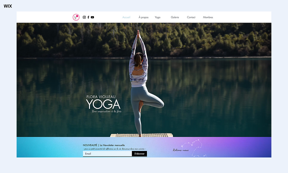 Femme en posture de yoga sur un ponton au bord d’un lac, forêt en fond, avec le texte FLORA VIOLLEAU YOGA.